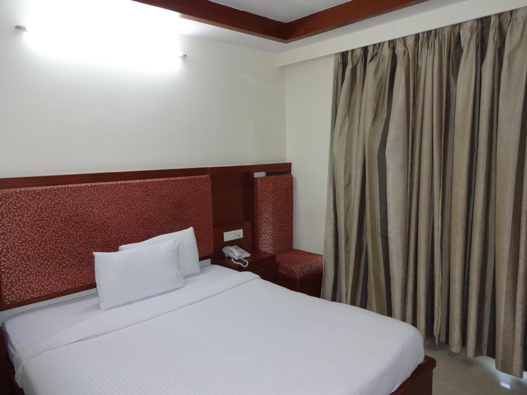 La Hospin Hotel Rajahmundry Phòng bức ảnh