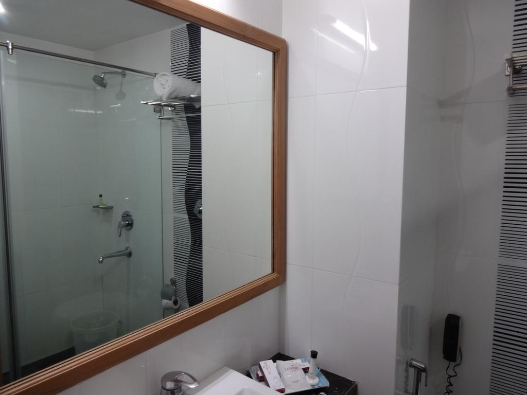 La Hospin Hotel Rajahmundry Phòng bức ảnh