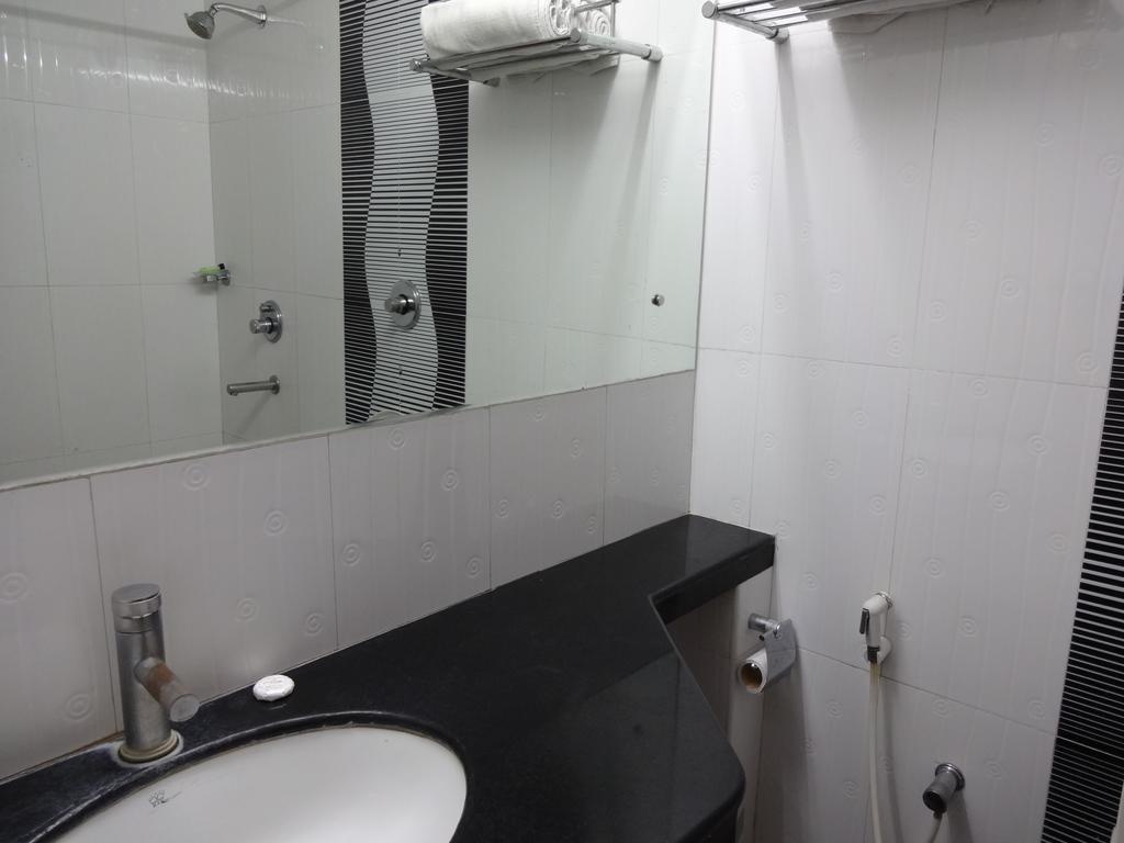 La Hospin Hotel Rajahmundry Phòng bức ảnh