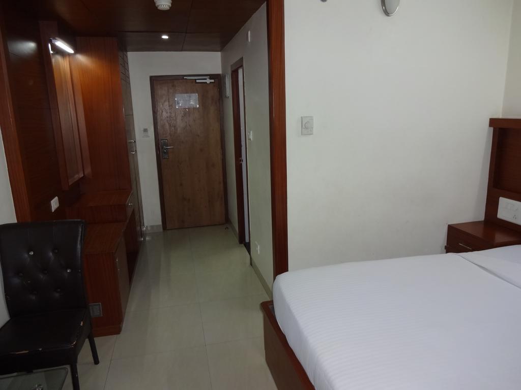 La Hospin Hotel Rajahmundry Phòng bức ảnh